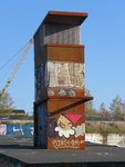 847105 Afbeelding van een ontluchtingstoren met graffiti van o.a. een Utrechtse kabouter (KBTR) bij de tijdelijke ...